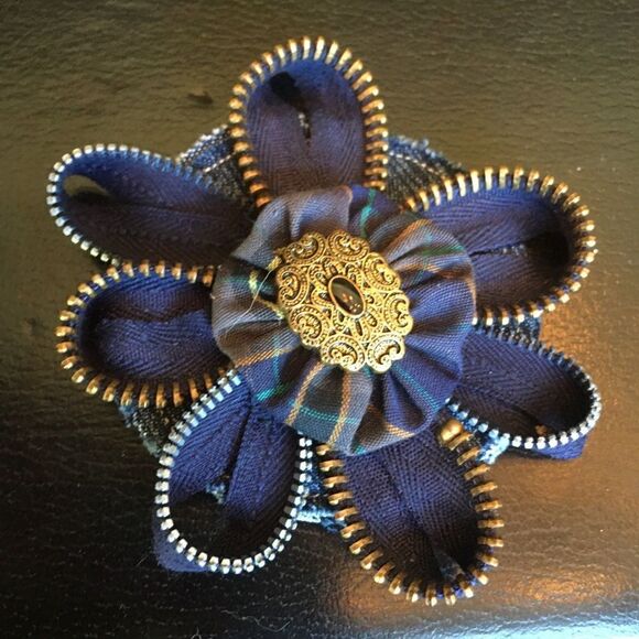 NAVY & Gold Zipper Flower Broach/Pin! - Picture 1 of 3